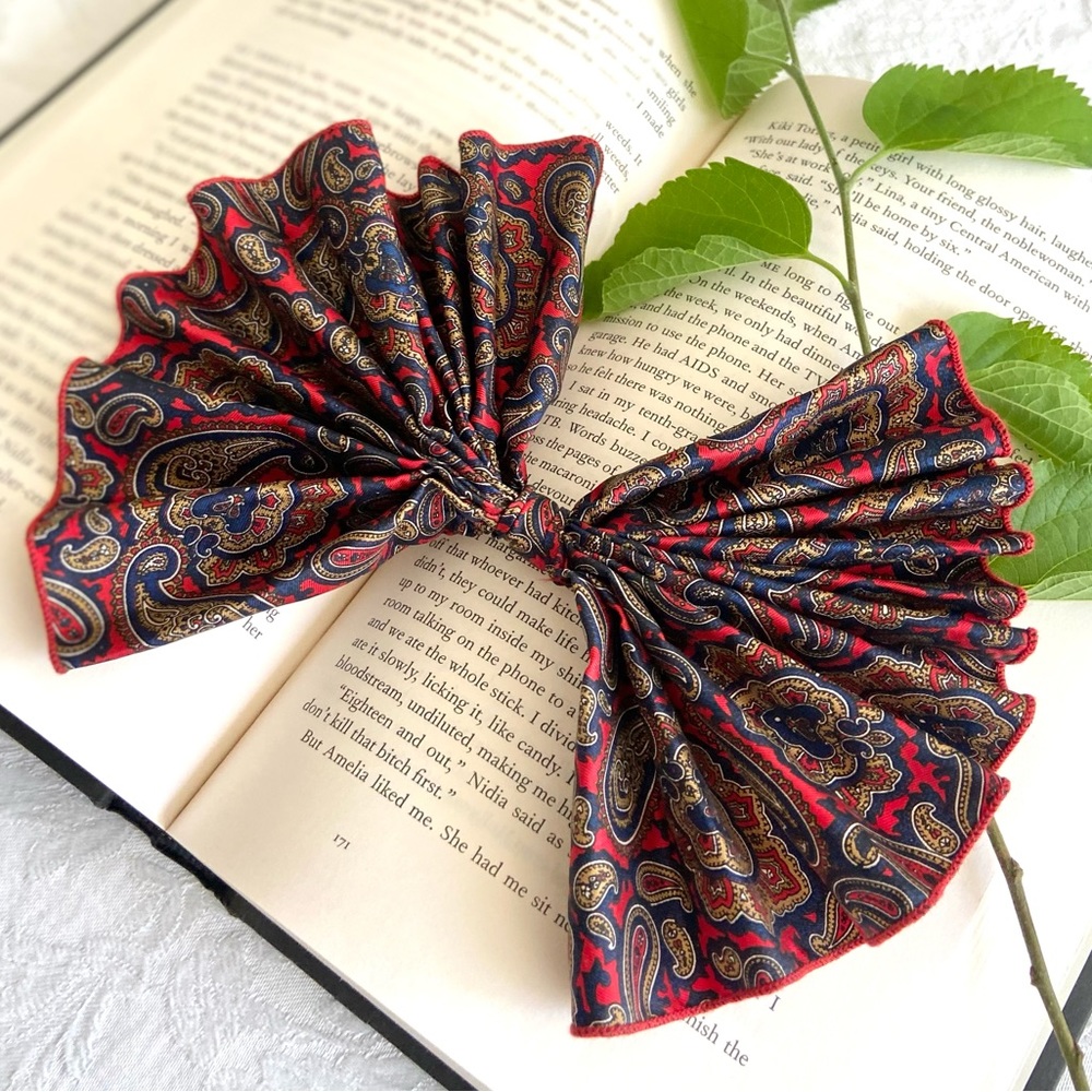 Vintage | Silk Paisley Pleated Lapel/Collar Bow - Picture 6 of 13